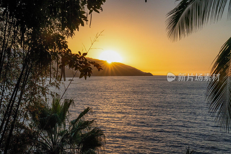 俯瞰美丽的班德拉斯湾，Puerto Vallarta，墨西哥日落